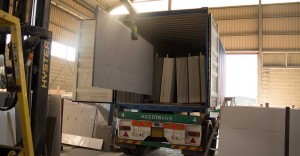 unloading quartz slabs from container