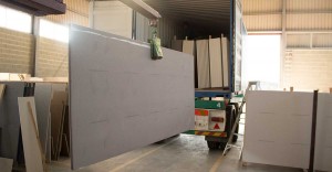 unloading quartz slabs from container