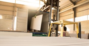 unloading quartz slabs from container