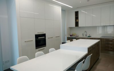 Model Tekna/Natura Kitchen + SuperWhite Quartz Coutertop/Table